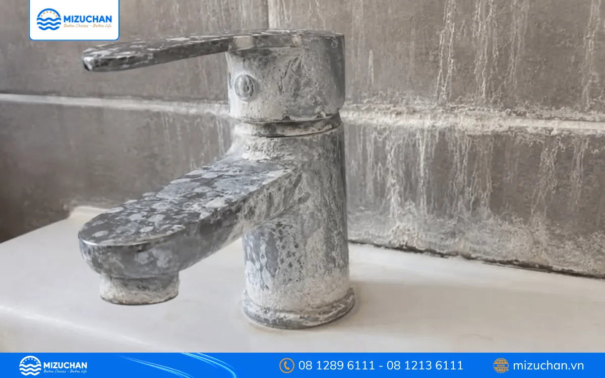 Nước cứng hình thành cặn khoáng trên vòi nước