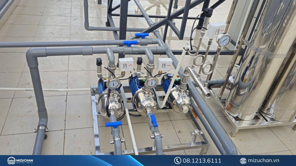 Cụm bơm lọc – bơm cấp tự động với hệ thống van và cảm biến áp suất
